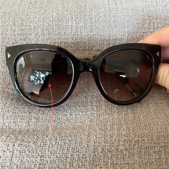 Prada sunglasses with case & cloth - Picture 10 of 11